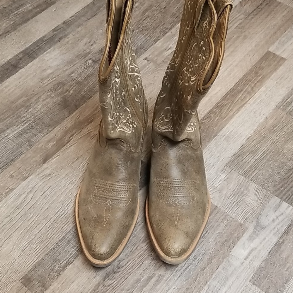 Twisted Boots sz 8.5